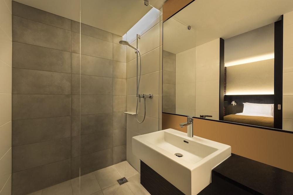 Adina Aparthotel 4*