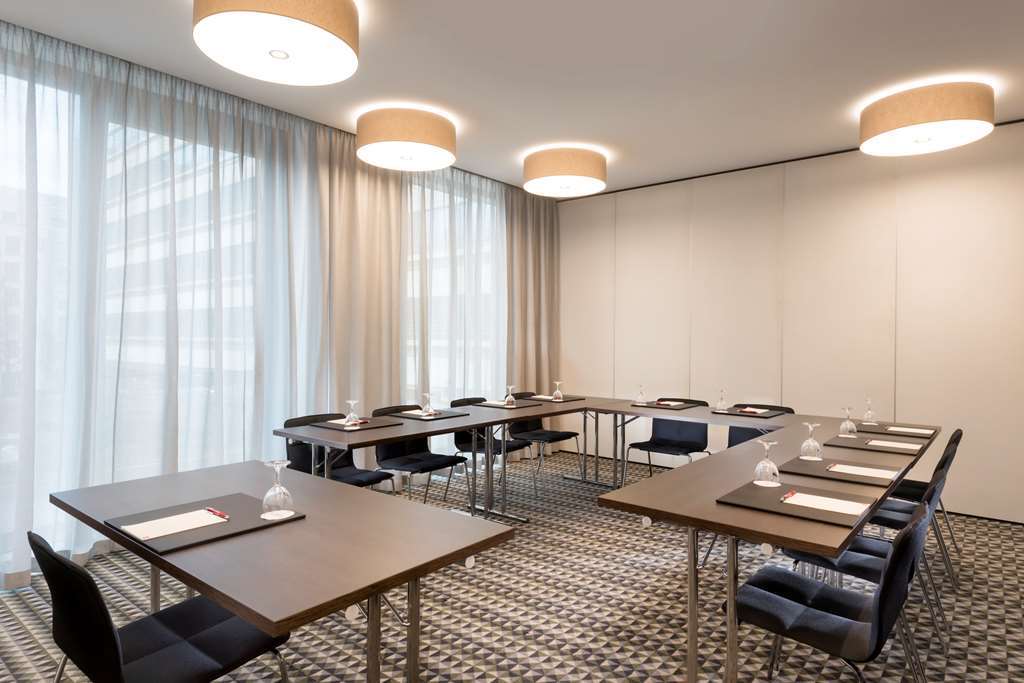 Adina Aparthotel 4*